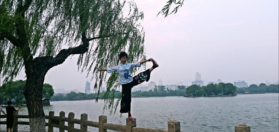 Une personne agée joue les acrobates dans le Shandong