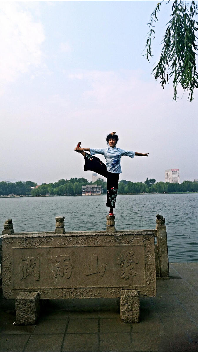 Une personne agée joue les acrobates dans le Shandong