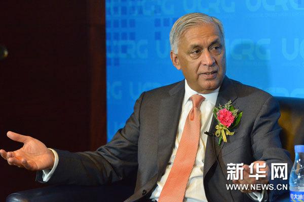 L'ancien Premier ministre pakistanais Shaukat Aziz accorde une interview exclusive à Xinhuanet. (Xinhuanet/Guo Xiaotian)