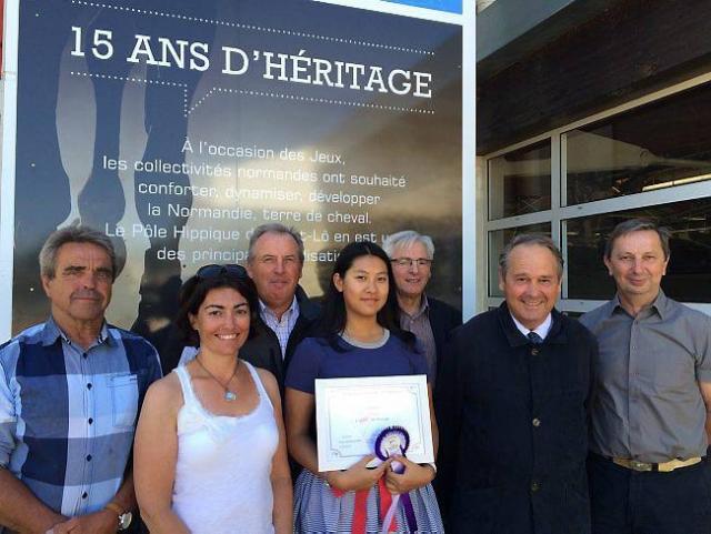 La Chinoise Yufan Su a re?u son dipl?me de dressage galop 7, félicitée notamment par Paul Essartial, président du Conseil des chevaux de Normandie et André Denot vice-président du p?le hippique de Saint-L? (à sa gauche). Ouest-France