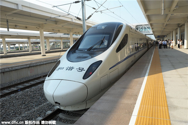 Le train arrive en gare de Qiqihar à 7h02. En Chine, le plus septentrional des chemins de fer à grande vitesse sera officiellement mis en service en ao?t, après plus de cinq ans de construction et 281 kilomètres de parcours. [Photo/IC]