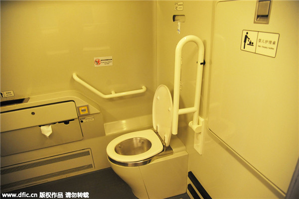 A bord du train, des toilettes spécialement con?ues pour les personnes handicapées. Depuis les premier wagons construits en 2008, le réseau ferroviaire à grande vitesse du pays a augmenté de fa?on exponentielle. La Chine compte aujourd’hui plus de 16 000 kilomètres de voies rapides en fonctionnement et plus de 10 000 km de voies en cours de construction. [Photo/IC]