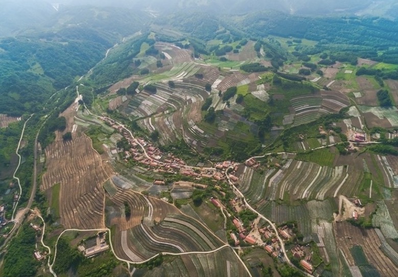 Vue aérienne du village de Zhenzhumen du bourg de Huashan relevant de la ville de Linjiang dans la province du Jilin (nord-est de la Chine). Ici, l’hiver est la saison touristique phare grace à la beauté de ses paysages et l’été est la période de la récolte des fraises.