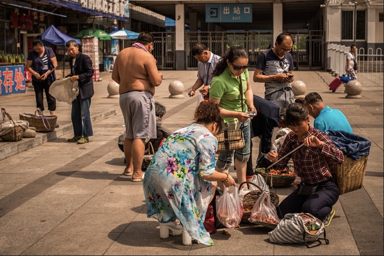 Certains villageois vendent des fraises à la gare de Baishan dès leur arrivée vers 13h45. Ces fruits étant prisés en raison de leur go?t et de leur fra?cheur.