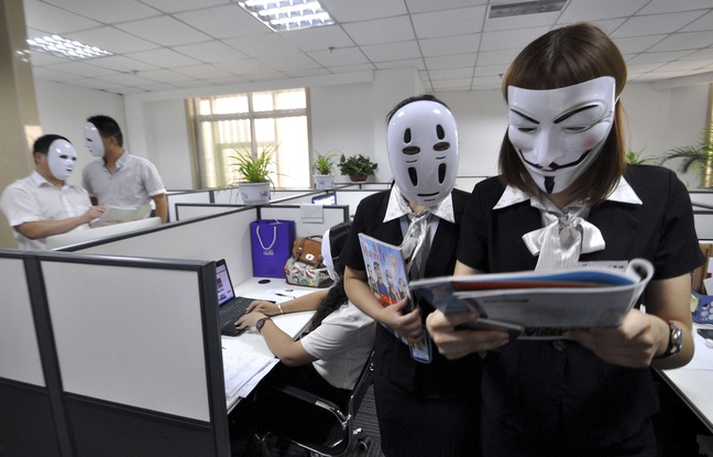 Chine: réduire le stress du travail avec un masque au bureau ?