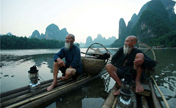 La vie de vedette de deux grands-pères sur la rivière Lijiang