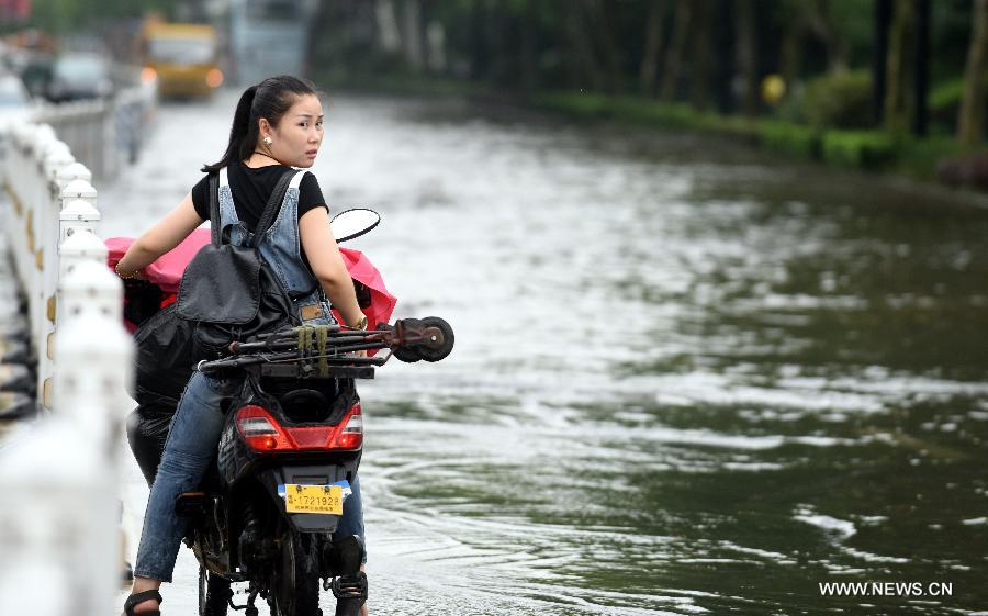 La ville de Hangzhou inondée par une pluie torrentielle