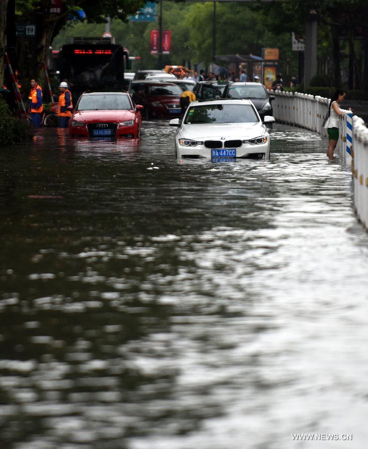 La ville de Hangzhou inondée par une pluie torrentielle