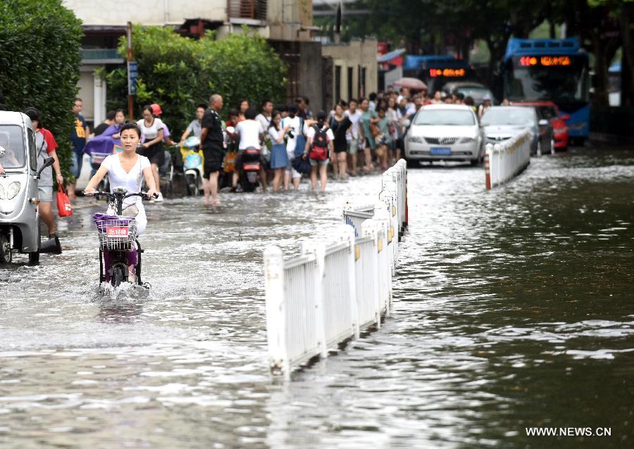 La ville de Hangzhou inondée par une pluie torrentielle