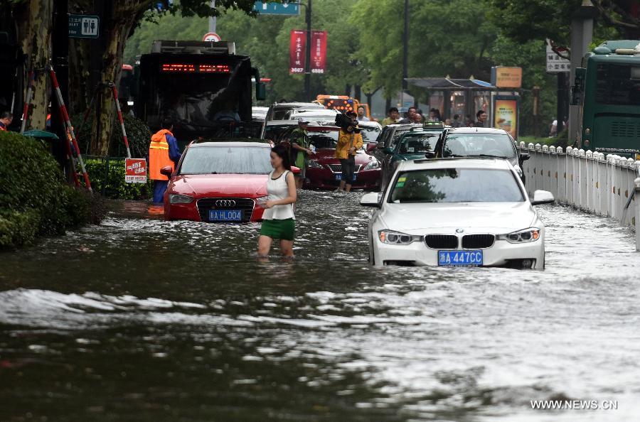 La ville de Hangzhou inondée par une pluie torrentielle