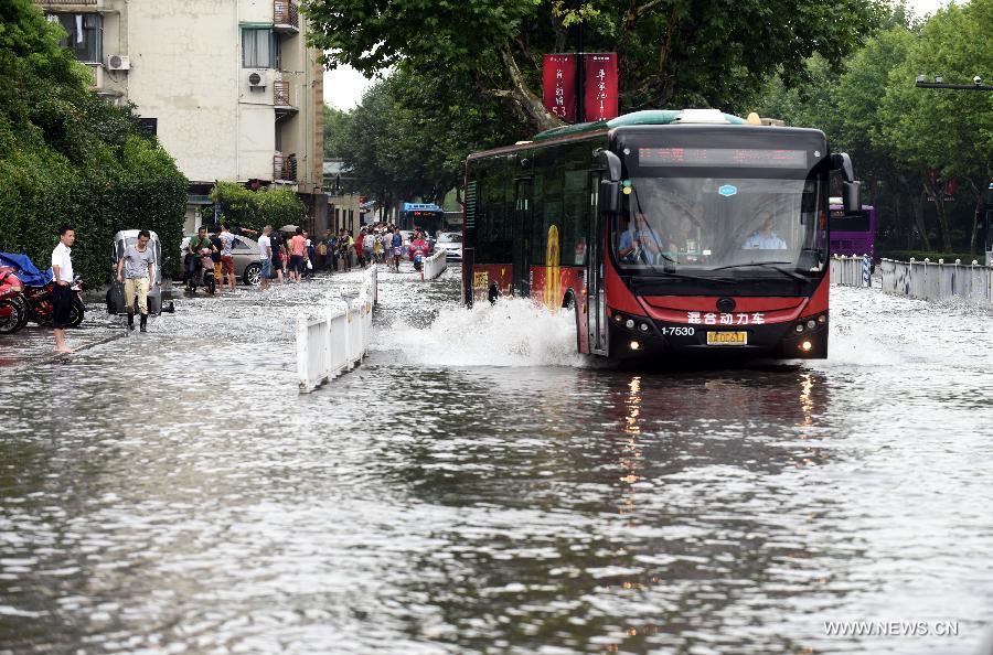 La ville de Hangzhou inondée par une pluie torrentielle