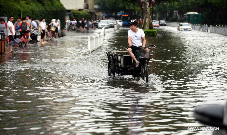 La ville de Hangzhou inondée par une pluie torrentielle