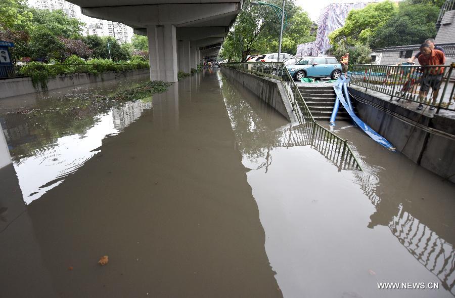 La ville de Hangzhou inondée par une pluie torrentielle