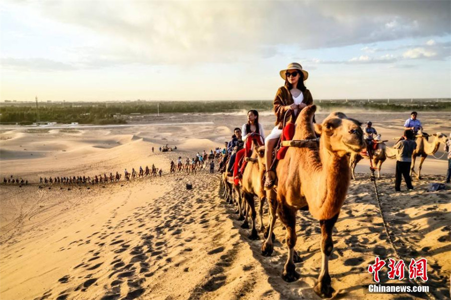 Gansu : de longues caravanes de touristes sur les dunes de Dunhuang