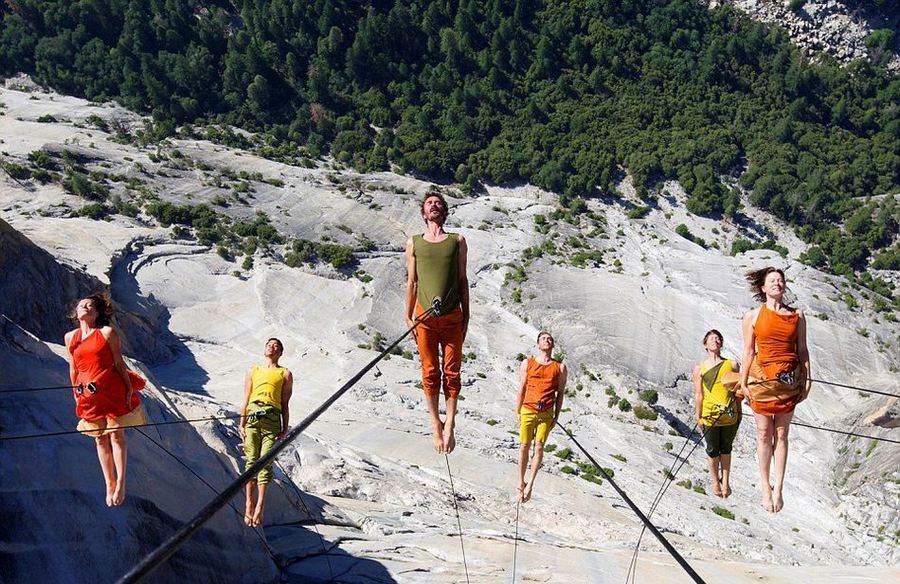 Des danseurs fous suspendus à la falaise dans le parc de Yosemite