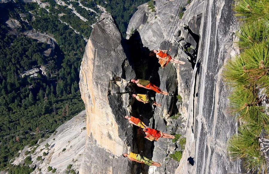 Des danseurs fous suspendus à la falaise dans le parc de Yosemite