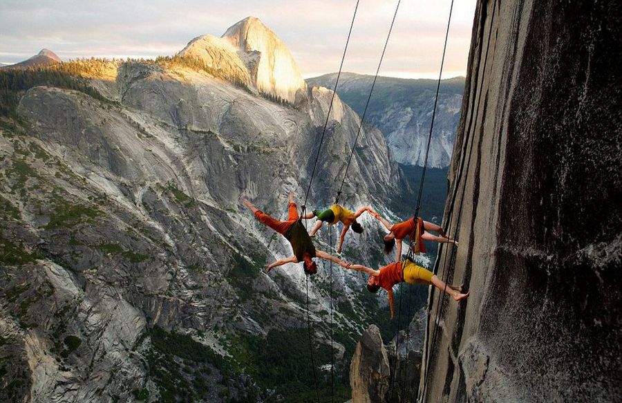 Des danseurs fous suspendus à la falaise dans le parc de Yosemite