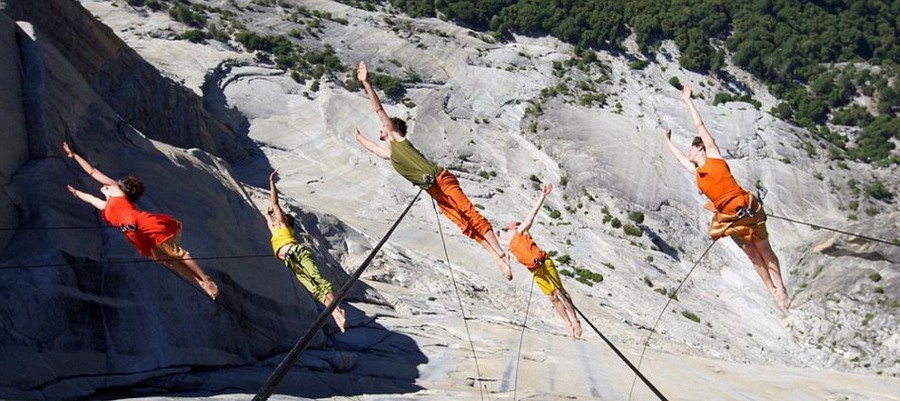 Des danseurs fous suspendus à la falaise dans le parc de Yosemite