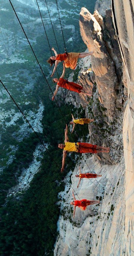 Des danseurs fous suspendus à la falaise dans le parc de Yosemite