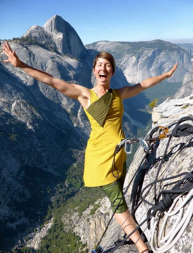 Des danseurs fous suspendus à la falaise dans le parc de Yosemite