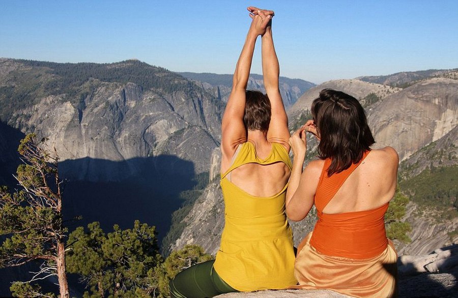 Des danseurs fous suspendus à la falaise dans le parc de Yosemite