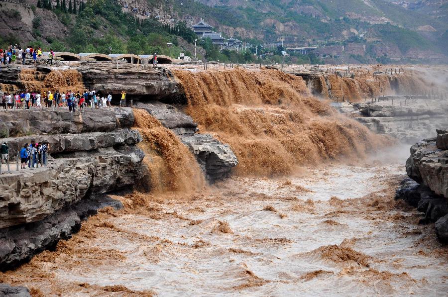 Le nombre de touristes de la cascade Hukou augmente lors de la saison de crue