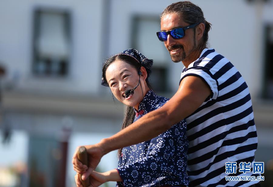 Une Chinoise chante sur une gondole à Venise