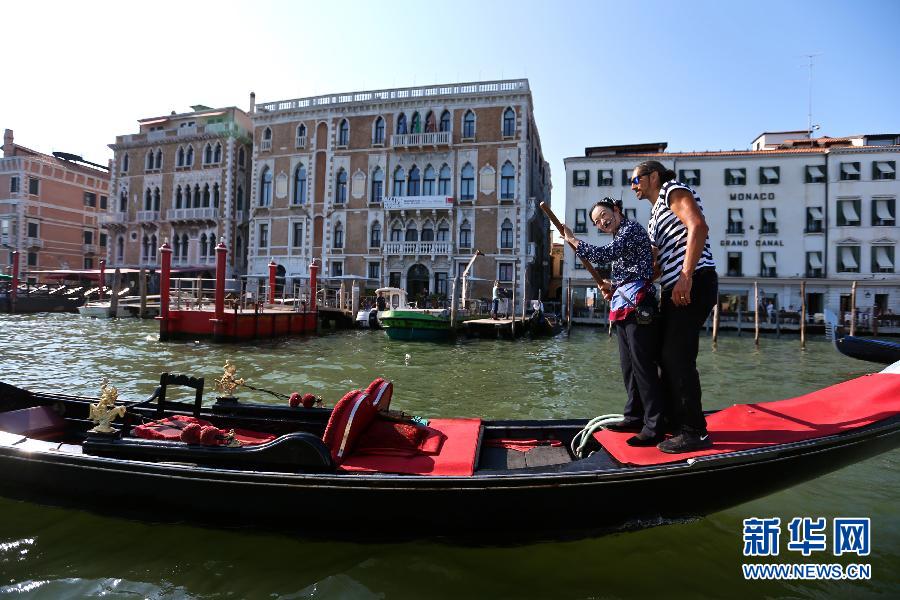 Une Chinoise chante sur une gondole à Venise