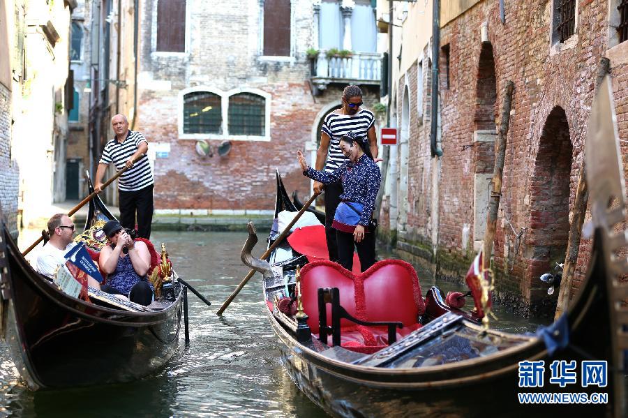 Une Chinoise chante sur une gondole à Venise