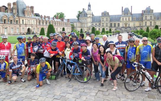 Fontainebleau, ce mercredi matin. Une vingtaine d’étudiants du lycée Heping de Shangai ont parcouru 950 km avant de visiter le chateau de Fontainebleau. Les Chinois qui constituent les premiers visiteurs en nombre du palais. (LP/Pascal Villebeuf.)