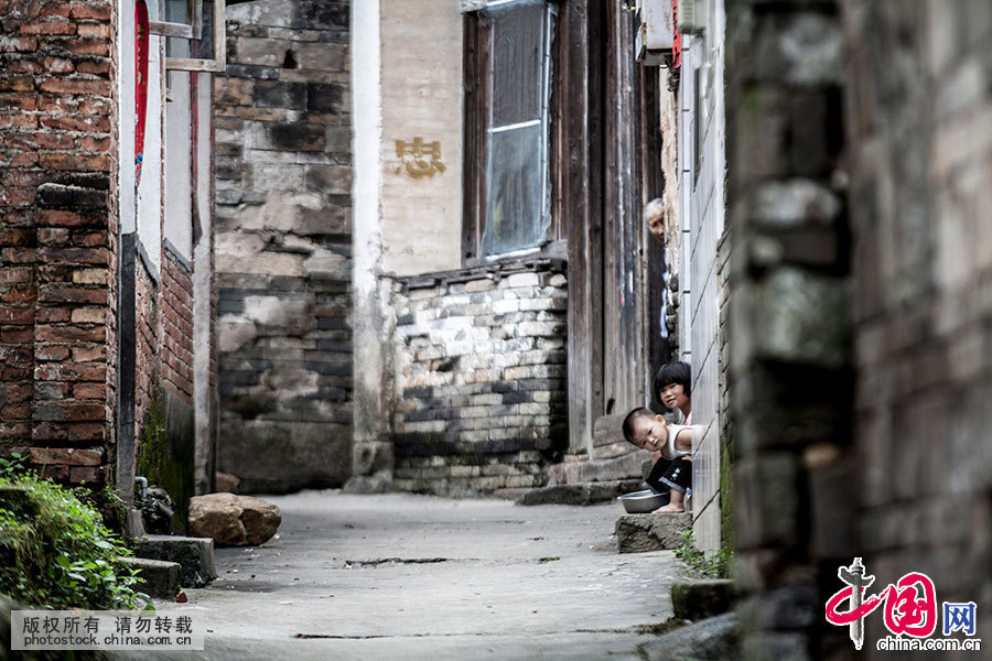 Lai Xuexian, barbier sexagénaire dans une vieille ville du Jiangxi