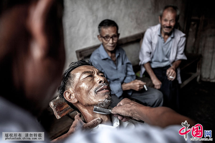 Lai Xuexian, barbier sexagénaire dans une vieille ville du Jiangxi