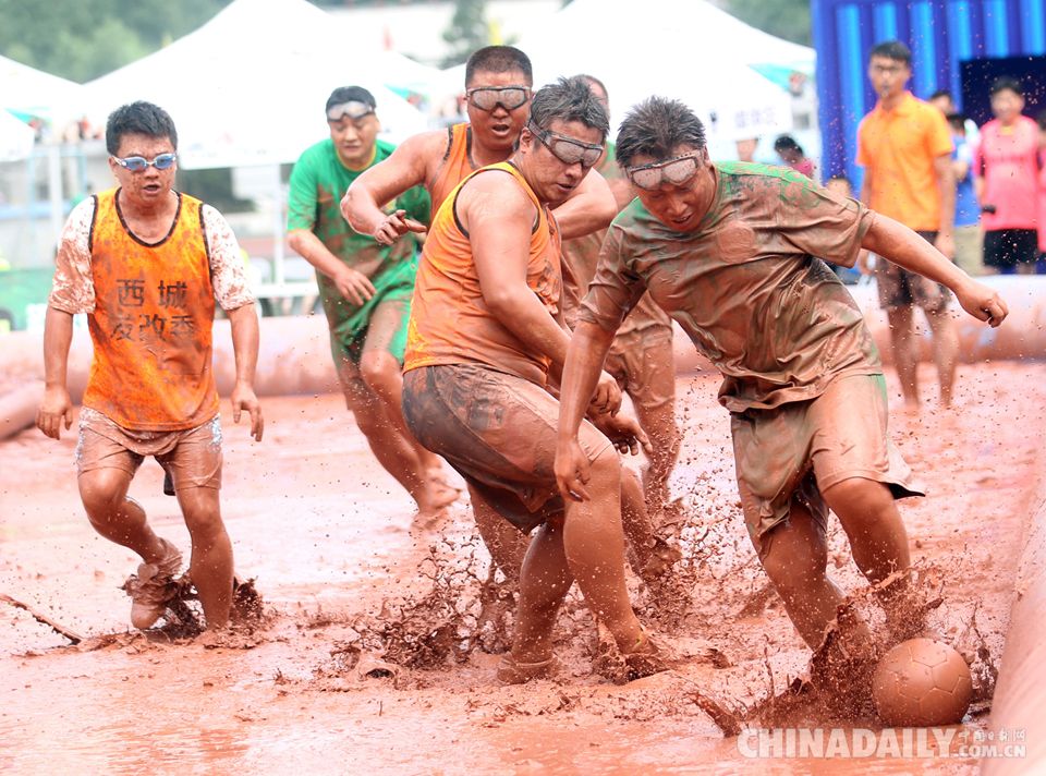 Beijing : un tournoi de football dans un bain de boue