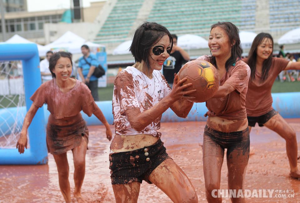 Beijing : un tournoi de football dans un bain de boue