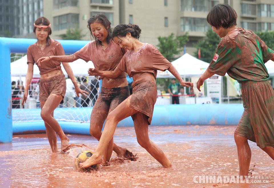 Beijing : un tournoi de football dans un bain de boue