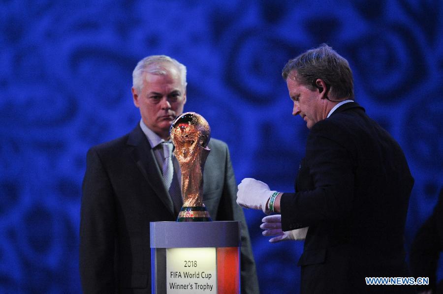 Le président de la FIFA Sepp Blatter (à droite) et le président russe Vladimir Poutine lors de la cérémonie de tirage au sort des éliminatoires du Mondial-2018 de football à Saint-Pétersbourg, en Russie, le 25 juillet 2015. (Xinhua/Dai Tianfang)