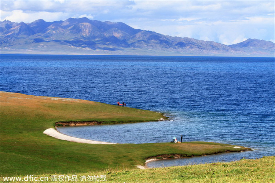 4. Le paysage du lac Sayram et des monts Tianshan, dans la Région autonome ou?goure du Xinjiang.