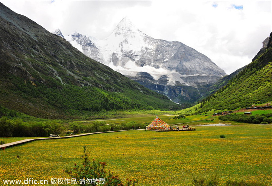 7. Le paysage de Daocheng Yading, dans la province du Sichuan. Située au sud-est de Daocheng, la zone pittoresque de Yading est un environnement naturel vierge. Le nom tibétain de Yading est ? Nyiden ?, ce qui signifie ? face au soleil ?, et les voyageurs venus de loin en parlent communément comme la dernière terre vierge sur la planète bleue.