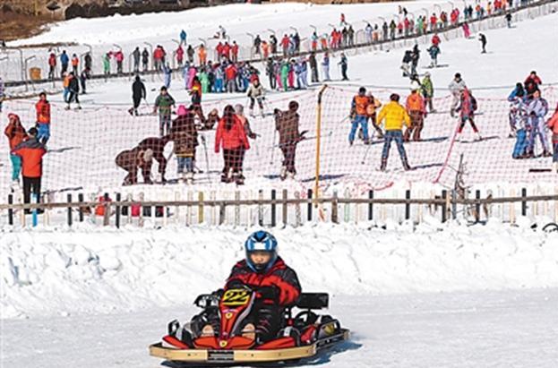 Des touristes chinois profitent des joies du ski à Yanqing, à Beijing, le 25 février. (Photo He Yong, journaliste au Quotidien du Peuple)