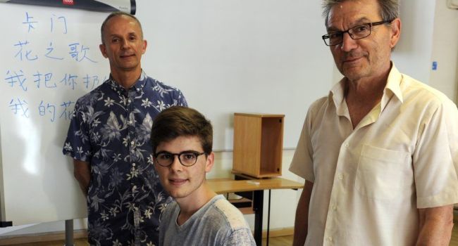 Alexis Garcia avec son professeur de chinois Philippe Maspinard et le proviseur adjoint du lycée Ozenne Alain Bob./ Photo DDM, N. Saint-Affre