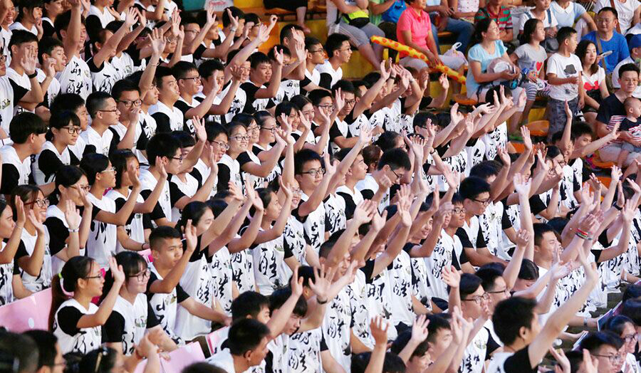 La foule salue les trois pandas triplés à l’occasion de leur fête d'anniversaire dans parc de la ville de Guangzhou, dans la province méridionale du Guangdong, le 29 juillet 2015. [Photo / IC]