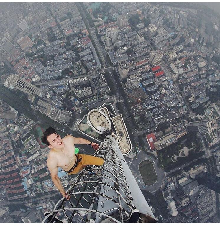  Des selfies de jeunes Russes et Chinois du haut des gratte-ciel