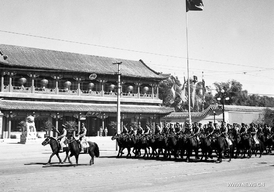 Image prise en 1952 montrant des soldats chinois de l'unité de cavalerie de l’Armée populaire de libération (APL) participant à un défilé, à l’occasion du 3e anniversaire de la fondation de la République populaire de Chine à Beijing, la capitale du pays. La Chine prépare pour le 3 septembre 2015 une parade pour commémorant le 70e anniversaire de la victoire dans la Guerre de résistance du peuple chinois contre l'agression japonaise et la victoire mondiale anti-fasciste. [Photo/Xinhua]