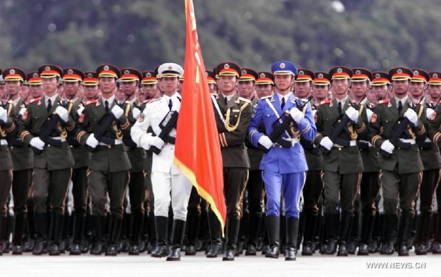 Parade de la garde d'honneur des trois services de l'APL en 1999, pour célébrer le 50e anniversaire de la fondation de la République populaire de Chine à Beijing. [Photo/Xinhua]