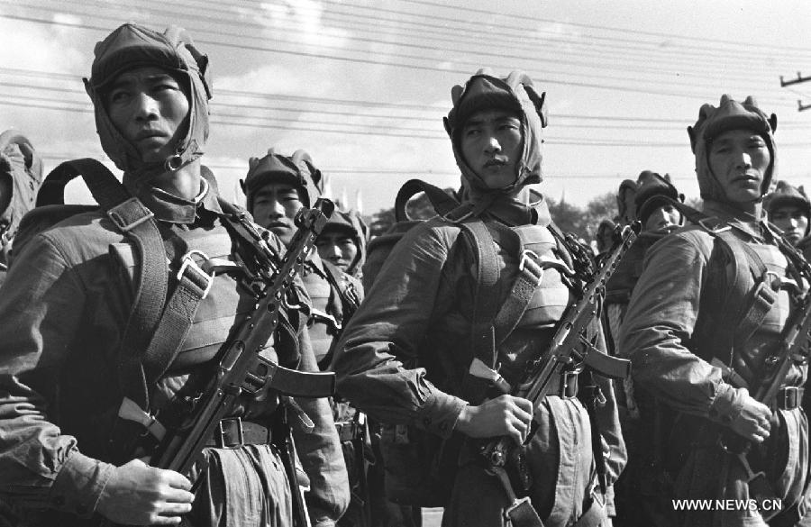 En 1953, des parachutistes de l'APL défilent dans le cadre du 4e anniversaire de la fondation de la République populaire de Chine à Beijing. [Photo/Xinhua]