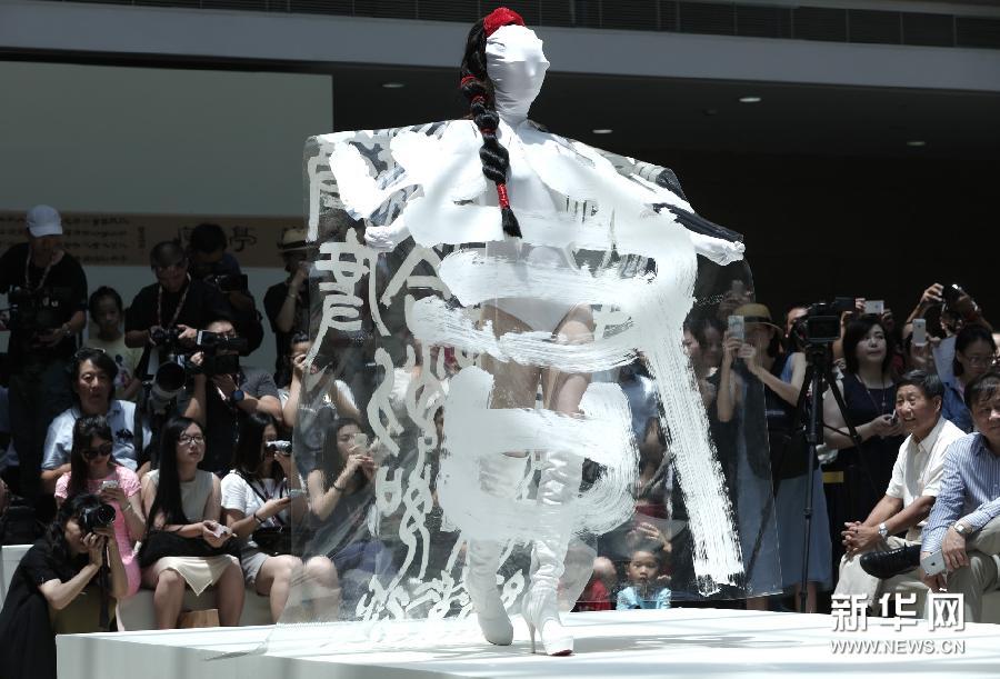 Hangzhou : quand la calligraphie chinoise habille les mannequins d'un défilé