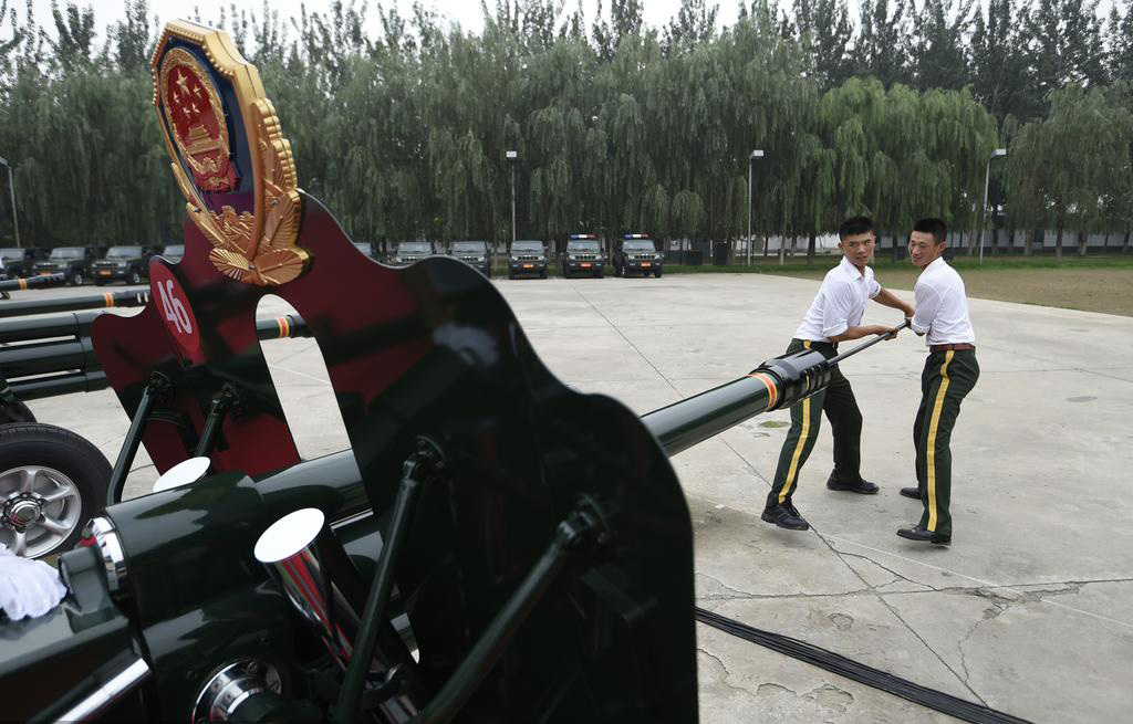 Les canons du salut à la République se preparent pour la parade du 3 septembre