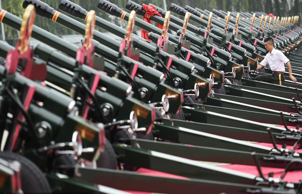 Les canons du salut à la République se preparent pour la parade du 3 septembre