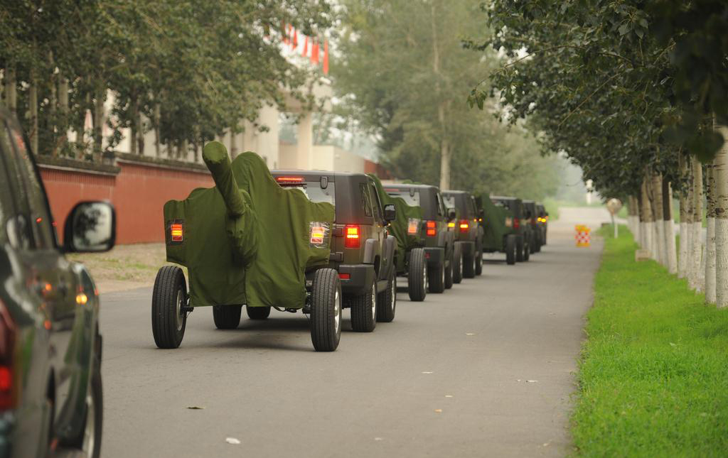 Les canons du salut à la République se preparent pour la parade du 3 septembre