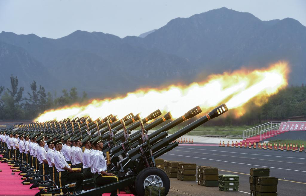 Les canons du salut à la République se preparent pour la parade du 3 septembre